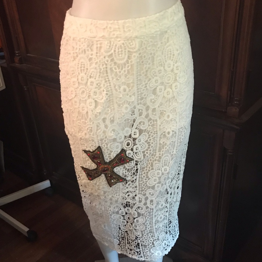 🆕 M2 by Mocha Apparel White Embroider Skort-Small